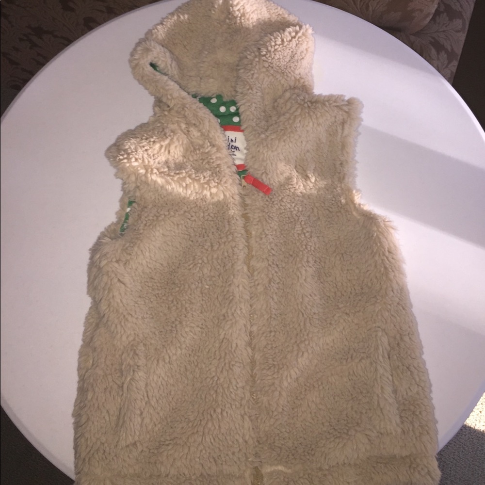 Cream Colored Fuzzy Faux Fur Sweater Vest🧣👚